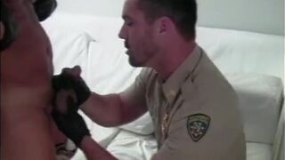 Mature cop studmuffin blown and cornholed on in living room