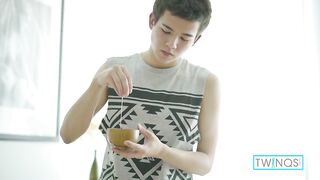 Sexy Massajist Xander Was Dicked & Facialized By Handsome Blonde James!