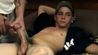 Straightbait amateur twink receives a gay bj