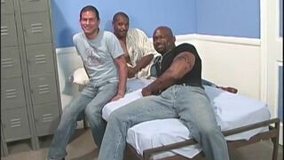 Amateur white guy gets gangbanged by black dudes