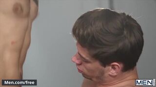 Bareback fuck in the gym