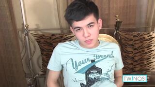 TwinQs - Xander Reaches 2 Orgasm When Stimulates His Prostate!