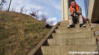 Outdoor face fucking a bisexual amateur construction worker