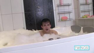 Cute Xander H Gets Jerks Off And Cums In Hot Bubble Bath!