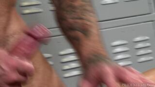 Big Muscle Hunk Sean Duran Gives The Big Dick & A Cumshot