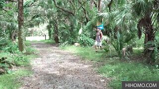 A fast and effective blowjob threesome in the woods