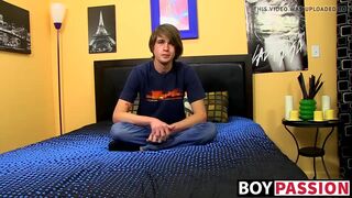 Hot twink wanks his nice cock until he cums