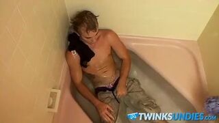 Gorgeous Kelly Cooper wanking off in wet underwear