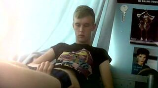 Young homo Austin Ellis does a solo masturbating video